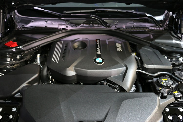 320i則是直列四缸2.0升渦輪增壓引擎