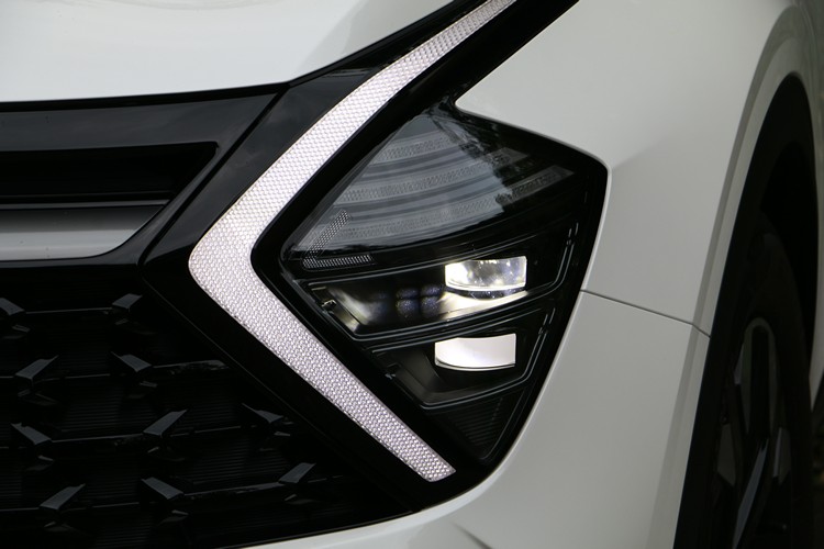 旋鏢造型的LED晝行燈，讓車頭看起來格外搶眼。