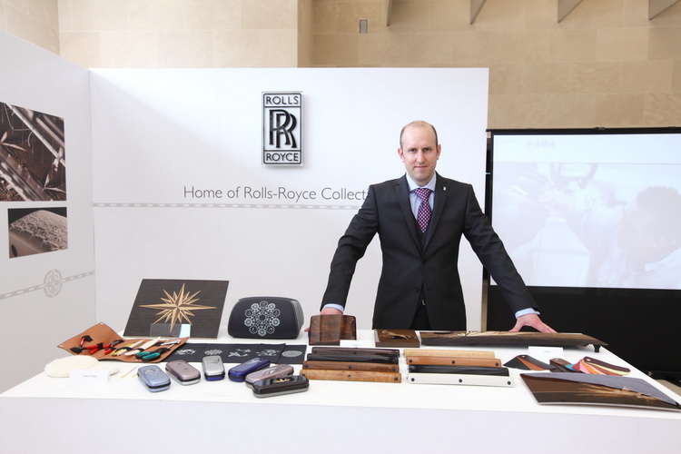 勞斯萊斯Bespoke內裝部門經理的Jonathan Peedell帶來他們對木料與皮革部件進行整飾用的手工具、手繪車身腰線用的松鼠毛刷及相關成品的展示