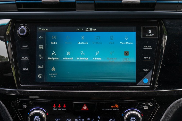 9吋影音系統觸控螢幕為英文介面,圖形設計接近平板電腦