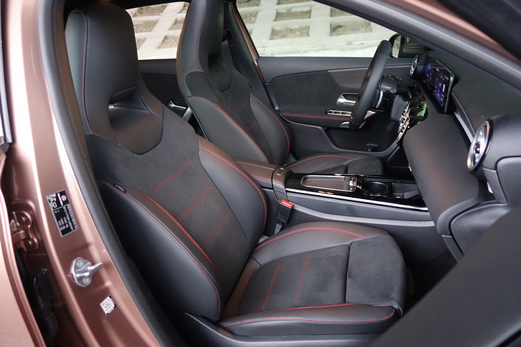 A180標配跑車型座椅,搭配紅色縫線襯飾。