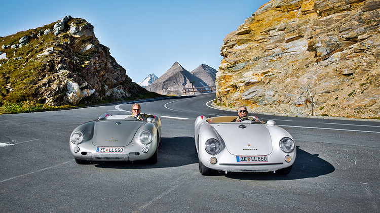 沃爾夫岡· 保時捷（Wolfgang Porsche）和費迪· 保時捷（Ferdi Porsche）父子駕駛兩輛550 Spyder共遊阿爾卑斯高山公路，這款車同時也是保時捷第一批賽車中稀有的經典之作。