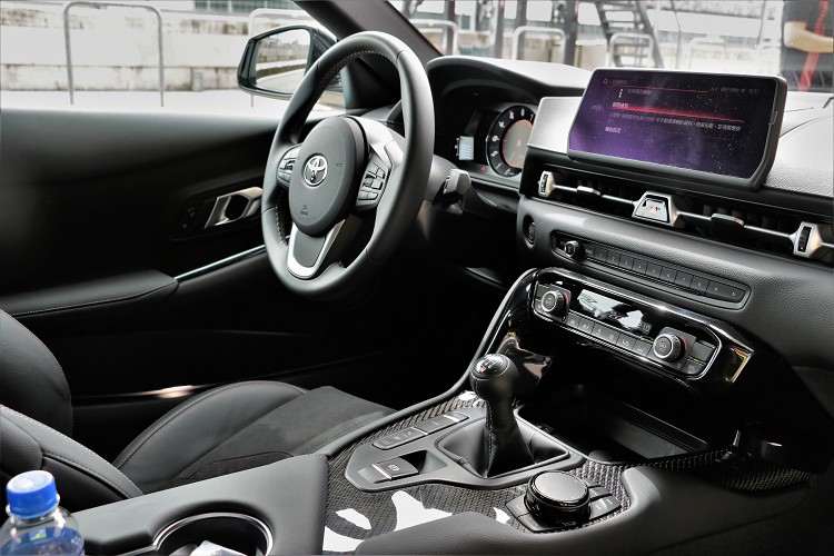 內裝手排與自排車型完全相同,唯一不同處就是中央鞍座上的排檔桿。