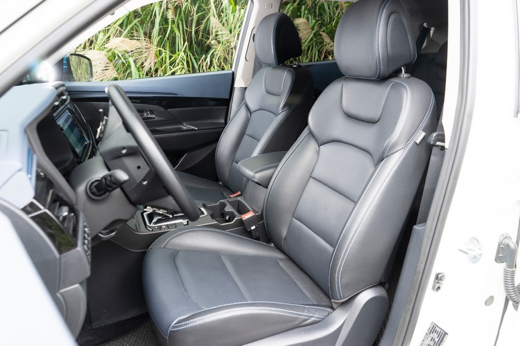雙前座皮椅具八向電動調整與電熱、通風功能,駕駛座還有四向腰靠電動調整