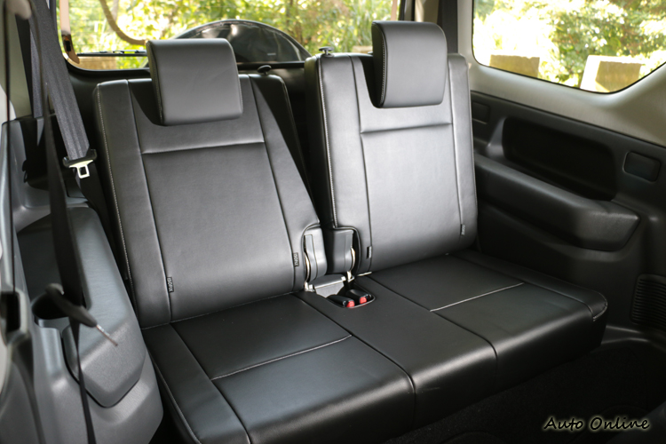 後座不大適合成年男性乘坐,不過可調整椅背是個蠻方便的設計。