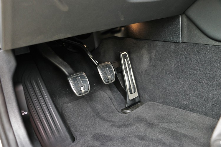 六速手排離合器的銜接點易於掌控,沒有太過運動化的偏激調校,排檔行程短、入檔明確,就算是新手也能很快上手。