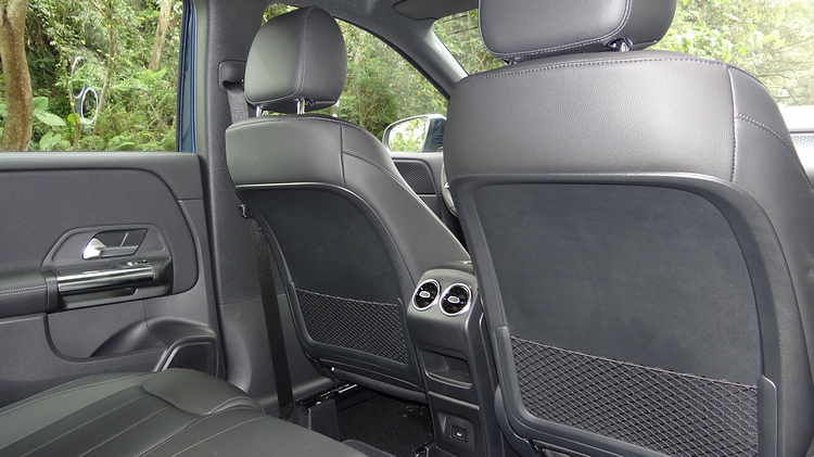 A180後座空調出風口不像B180是標準配備,必須另外加價選配才會加進去。