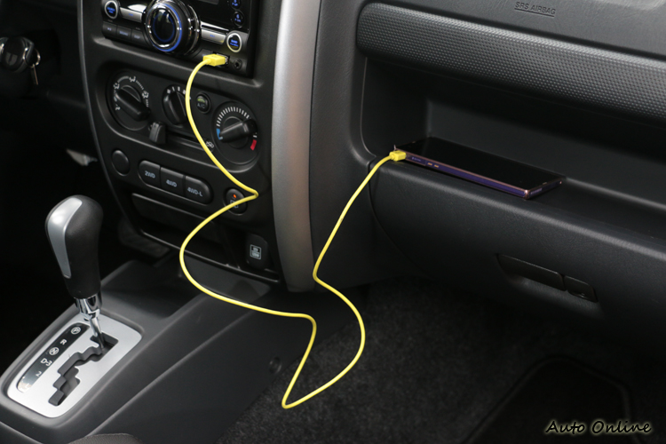 新款音響主機有支援USB擴充,手機放在這裡充電剛剛好。