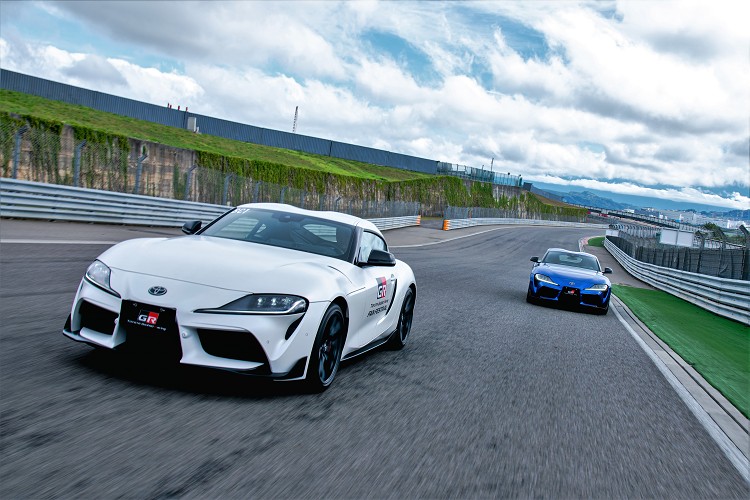 彎前一百公尺全力煞車降至二檔,這時候駕駛者無需跟趾補油退檔,iMT智能換檔科技可以精準算好每一檔的轉速落差,自動做出跟趾動作。