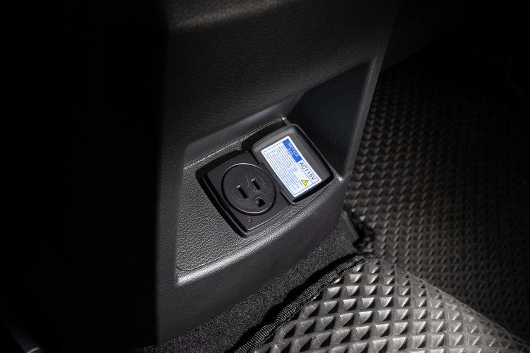 後座中央有115V電源插座為小家電供電