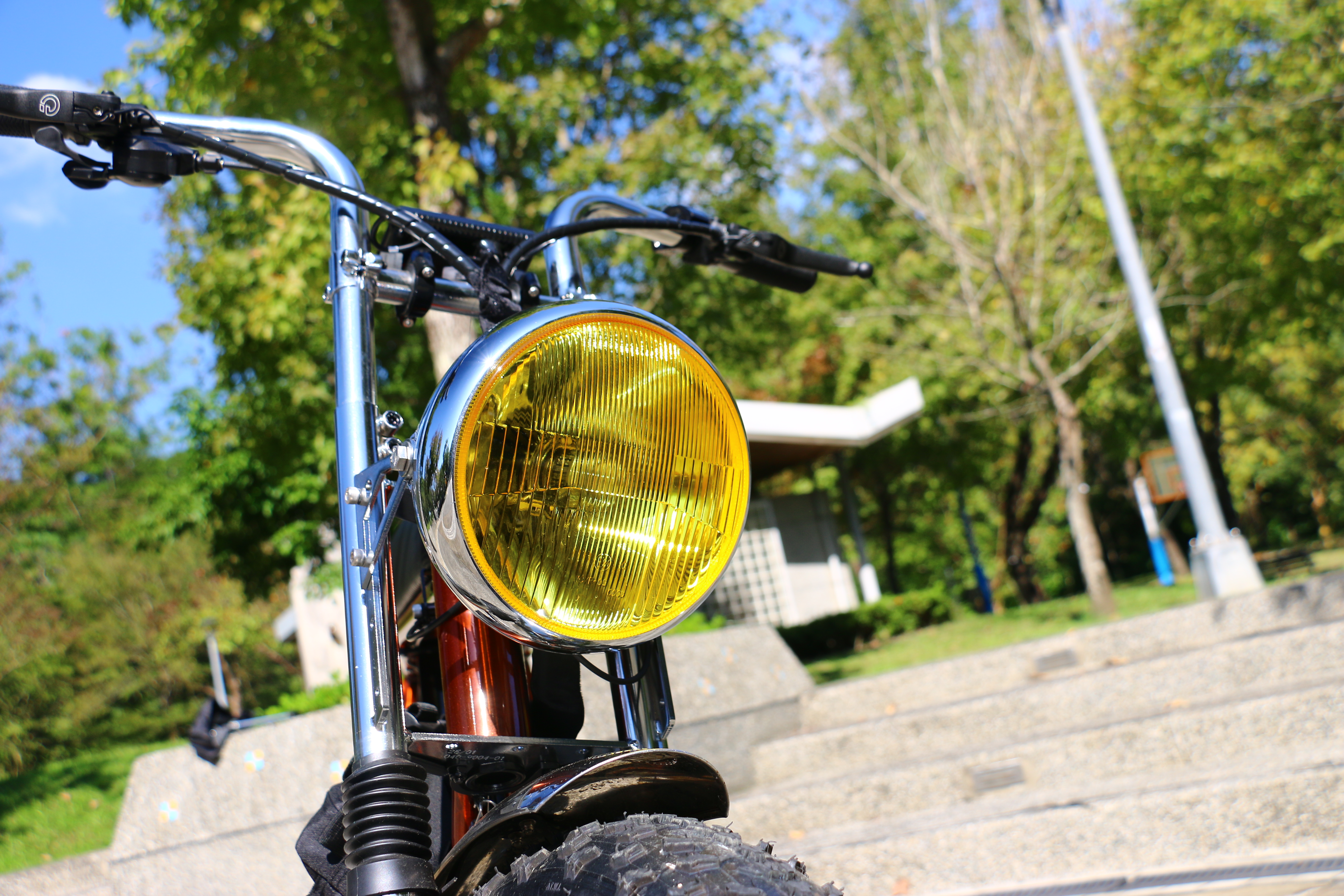 亮銀金屬頭燈外格搭配上黃色頭燈，有種復古時尚的特殊氛圍。