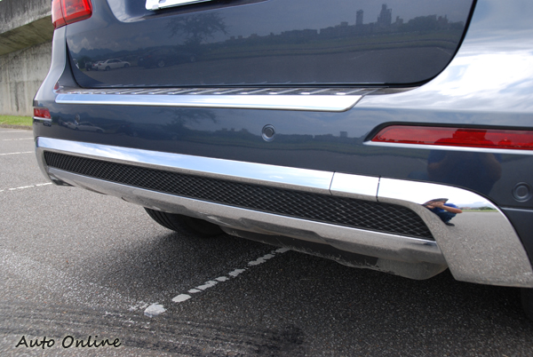 ML的排氣管隱藏在保險桿內，車尾大量用鍍鉻飾條提高質感。