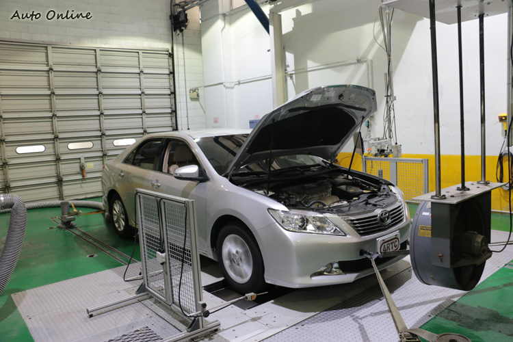 台灣的車輛油耗測試實際都是在恆溫實驗室以電腦就排放取樣反推得到的數據，絕非如傳言是以道路駕駛過程計量，雖然結果會因此和現實狀況差距很大，但至少可確保每輛車都擁有相同的測試條件。