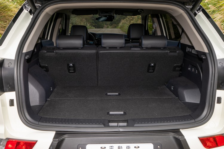 行李廂空間仍為551公升,未因電池配置而犧牲容量