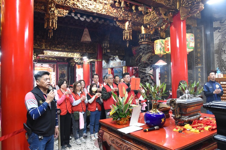 拱天宮秘書林幸福（左一）帶領三陽志工向媽祖虔誠上香，祈願聖母庇佑活動順利