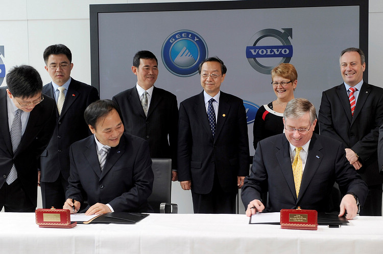 2010年3月28日，吉利控股集團董事長李書福與FORD當時的首席財務官Lewis Booth簽下股權轉換購買同意書，開啟了VOLVO重生之路。