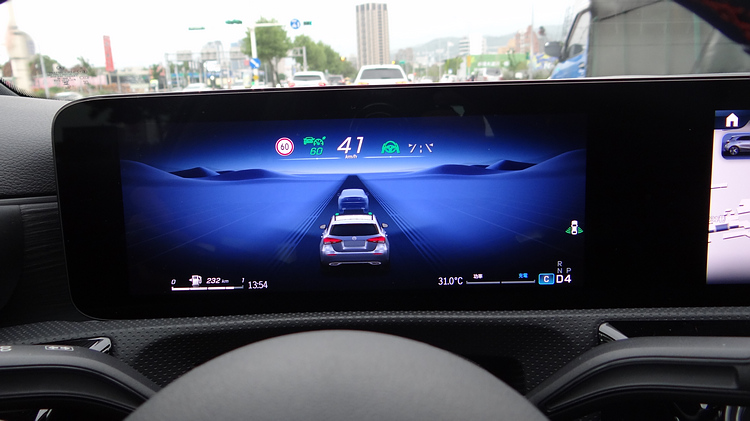 小改款基於原本平台進行改良,無法套用賓士最新駕駛輔助科技,儀錶顯示僅有一個車道,而不是新世代產品的三車道。