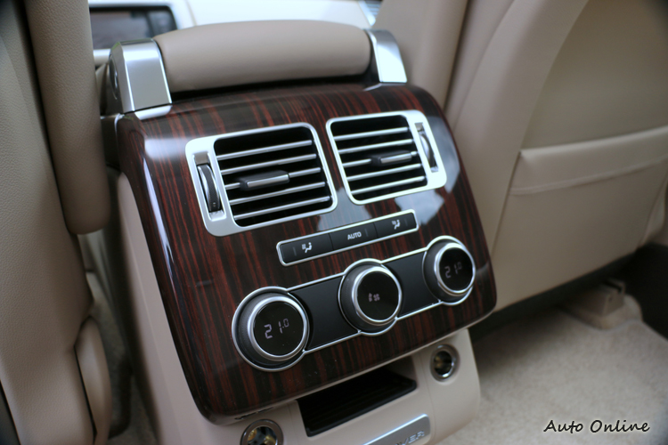 後座有獨立的左右恆溫冷氣空調。