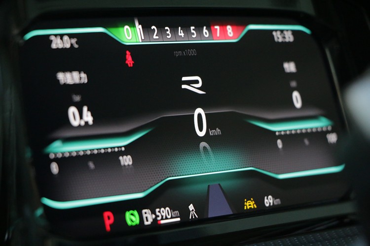 Golf R的數位儀錶，特別提供R車款專屬功能選項，看起來真是科技感十足。