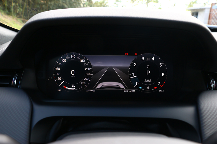 駕駛者前方的12.3吋數位儀表板，呈現介面與品牌其餘車型相同，可以自行調整想要的畫面。