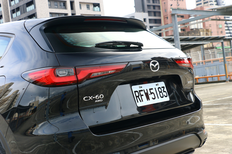 《辨識度極高的尾燈線條，俐落、簡潔提升休旅車沒有的跑格氛圍。》