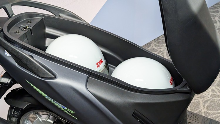 37.5L 大置物空間，放入兩頂 3/4 安全帽綽綽有餘