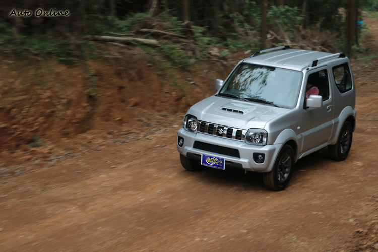 車輕掩護了排量小的動力缺口,山路爬坡得降檔,一般道路使用還算順暢。