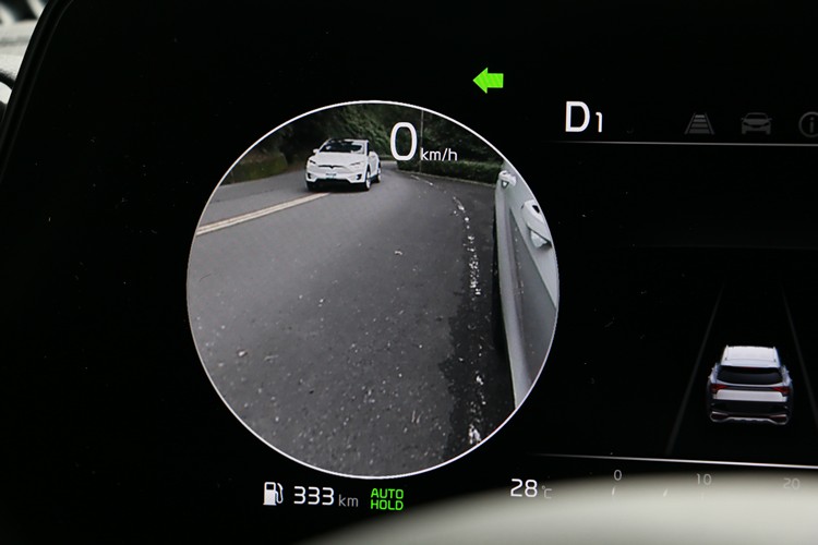 已經普遍導入Kia旗下各車款的盲區顯影系統，只要啟動方向燈就會作動，實用性非常高。