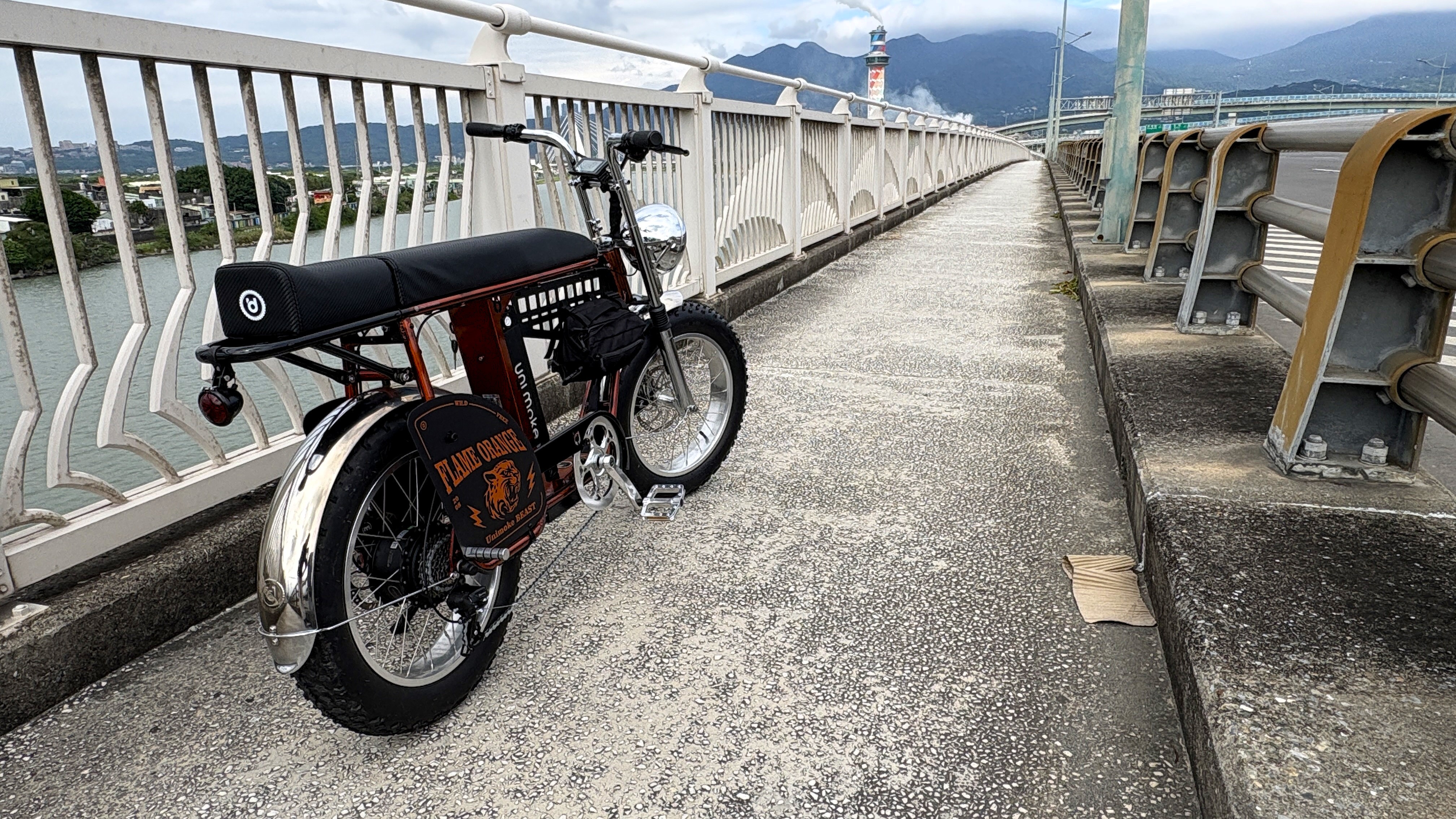 河堤的道路太直、太空曠，人一定會忍不住想再快一點，而當你踩到 25km/h 後再加速，車子就會交給你的雙腿。