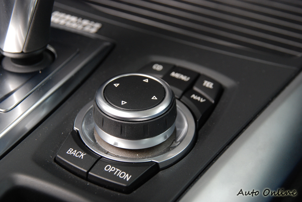 BMW最強的iDrive控制系統，搭配中控台上全中文化彩色螢幕一起使用。