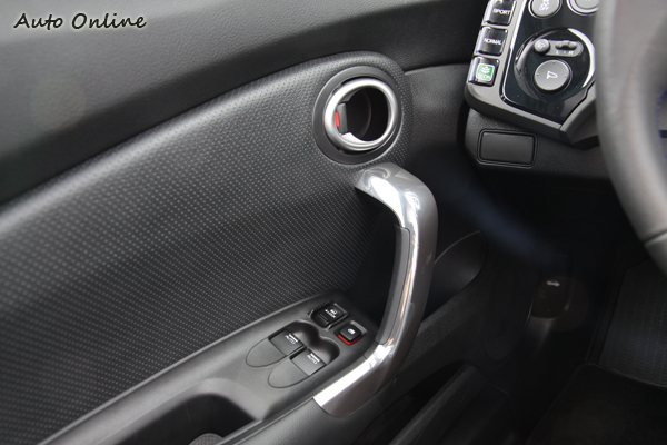 不只外面門把造型特殊,車內的門把也頗有設計感。