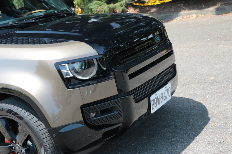 試駕車選配了進階黑色外觀套件,選配價格為40,100元。