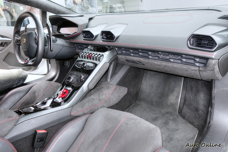 車室一切控制界面都以駕駛為導向，擁有奢華、舒適並獨具一格的義式風貌。