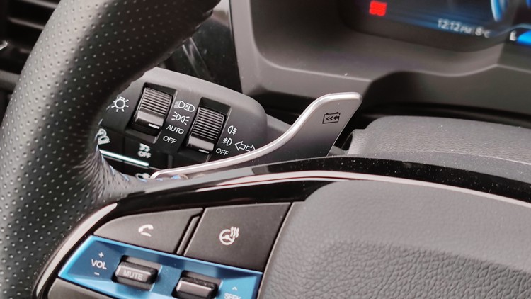 透過方向盤上的撥片可做三段式電能回充調整