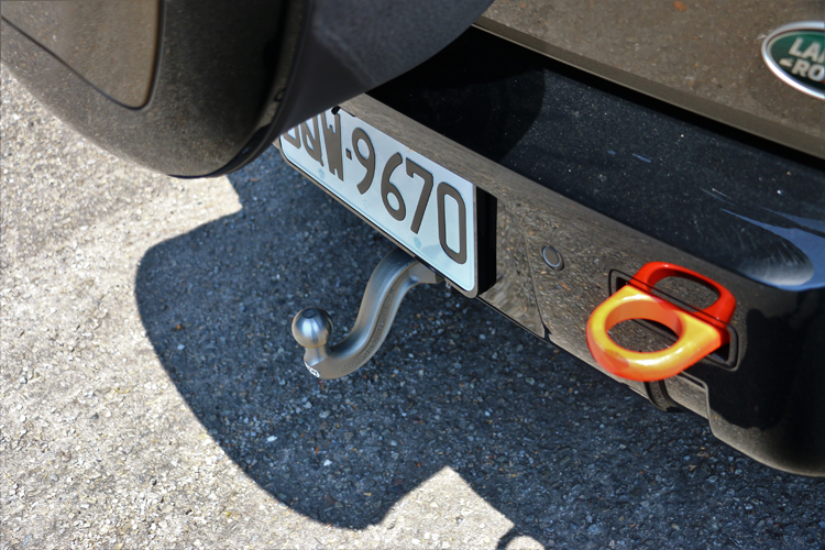 標準配備車尾拖車勾和尾車拖曳裝置。