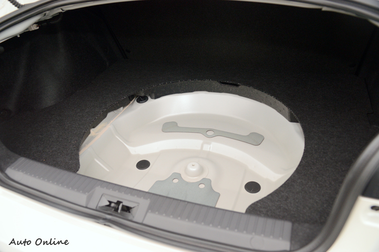 後行李廂未經修飾的備胎已經被車主移除,減輕車身重量對油耗、加速表現多少有點幫助。