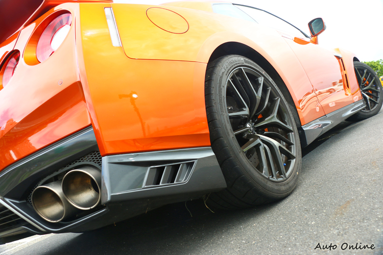 全新設計的車體外觀造就更為優異的空氣力學,減少空氣阻力以增加高速行駛時的車輛下壓力。