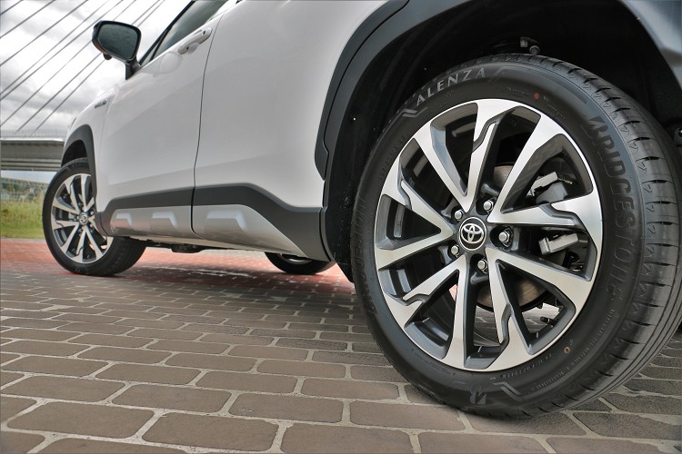 鋁圈配置18吋雙色切削鋁圈，與一般車型相同。