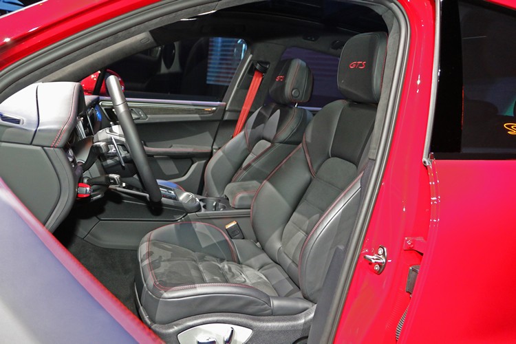 座艙皮革面料有多色可選，保有品牌高度個性化的特色。