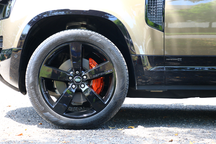 試駕車鋁圈選配到22吋規格,內部則有六活塞紅色煞車卡鉗。