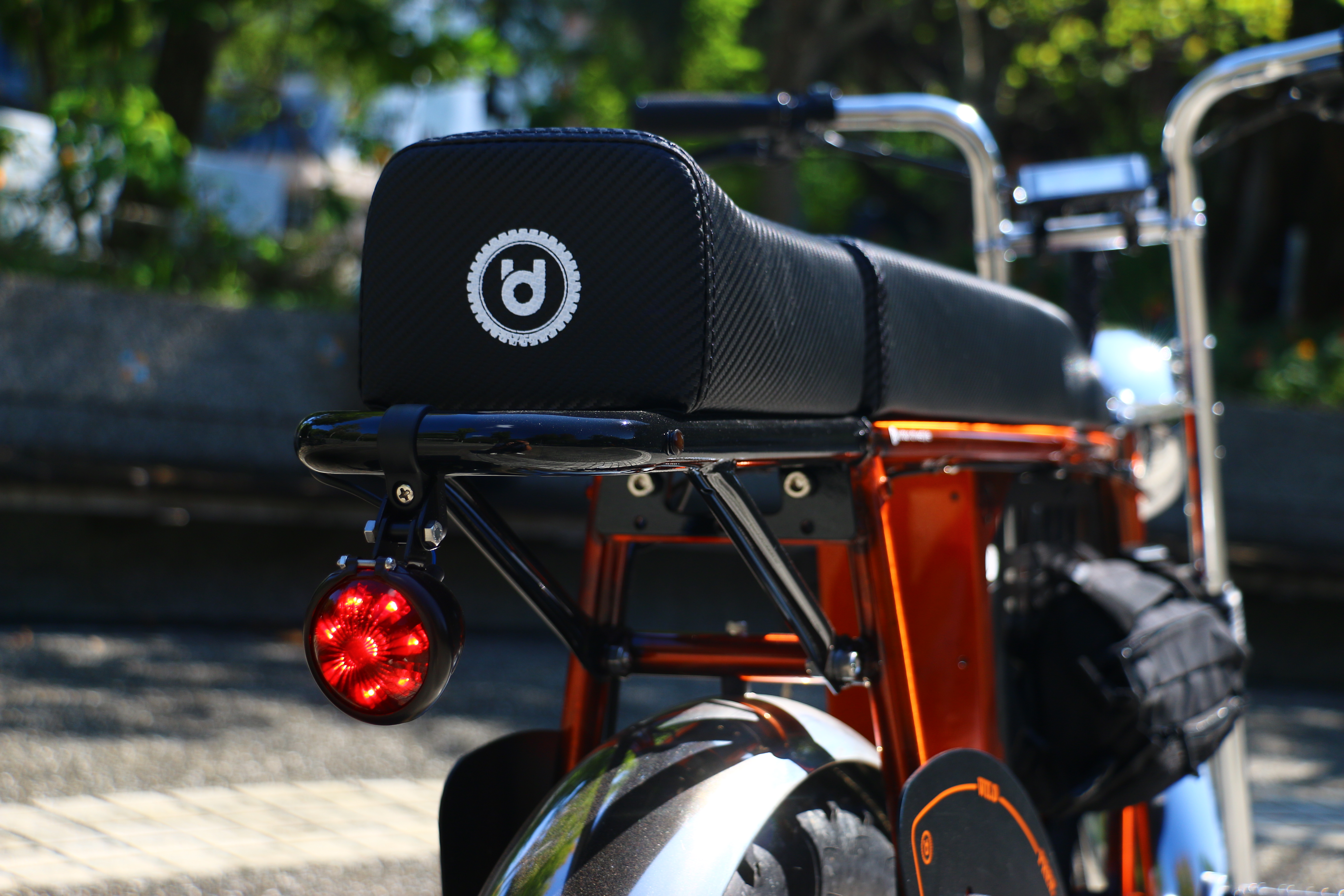 車尾有夜間輔助定位燈，但並不是煞車燈。