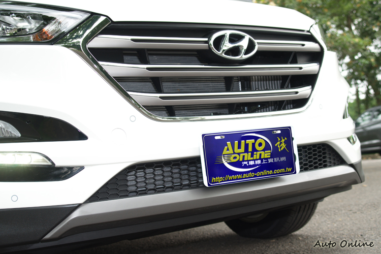 新的六角盾形水箱罩,中間為三橫柵設計。