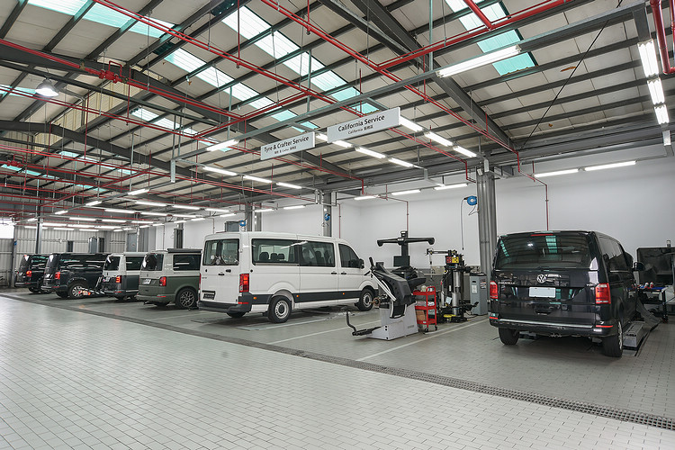 大興服務中心為California露營車規劃一組California專屬工作區,讓車頂帳、車邊帳、尾門等檢修都更加便利。