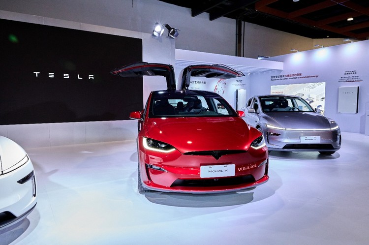 旗艦豪華 SUV 車款 Model X,現場展出烈焰紅(Ultra Red)車色,零百加速僅需 2.6 秒,並具達 262km/h 的最高速度。