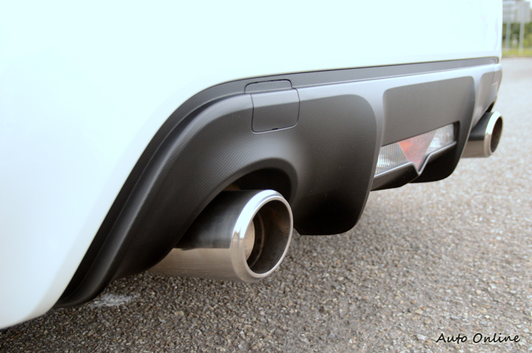 排氣管為左右單出設計,有類似Diffuser設計造型。