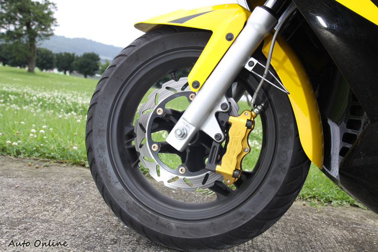 Elite300的煞車力道算是線性,不過固定無法調整間距的煞車拉桿對手掌較小的騎士在使用上比較不方便。