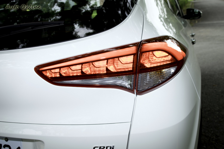柴油頂規車型標配LED尾燈。