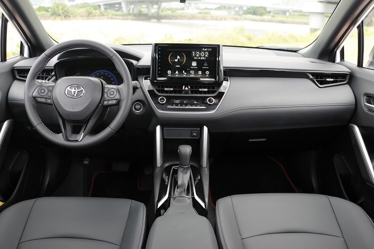 進到車內，GR Sport車型變化不大，首先就是換上全車系標配9吋觸控螢幕。