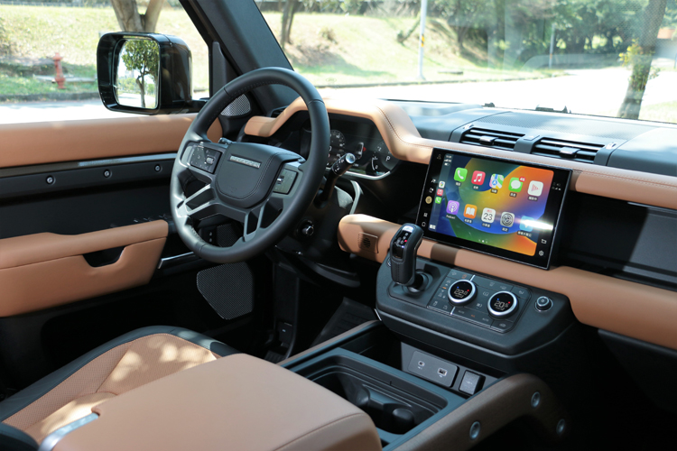 車內的功能配備以使用性為主,駕駛者介面的配置與操作模式都與110相同。