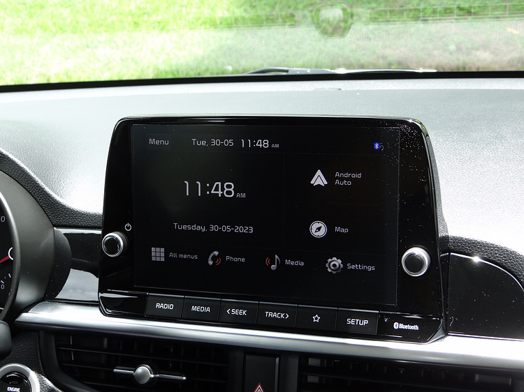 車內的八吋觸控螢幕支援無線Apple CarPlay和無線Android Auto連結功能。
